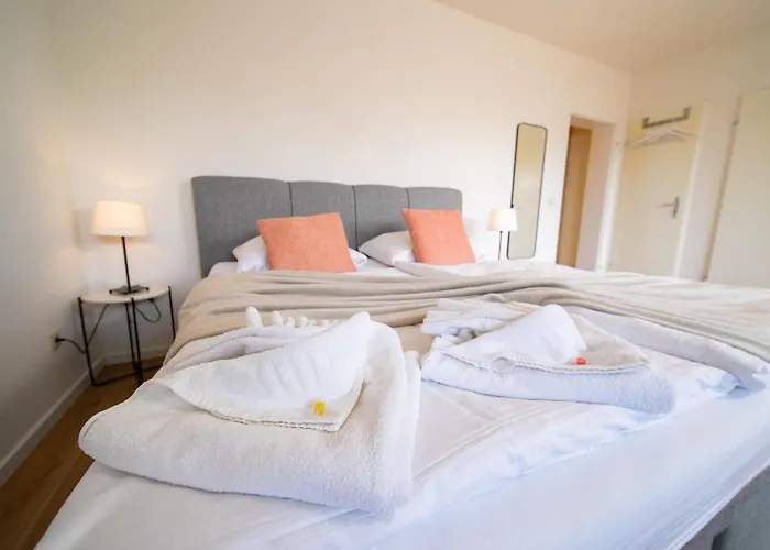 - With Kitchen - Balcony - Fair Appartement Neuss